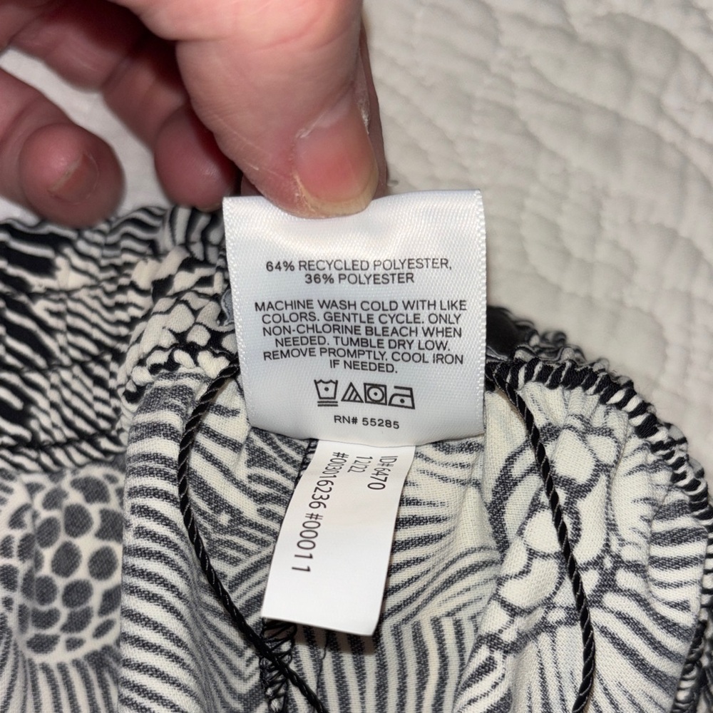 Express Black and White Floral Flowy Shorts with Pockets 🤩 - Picture 8 of 10